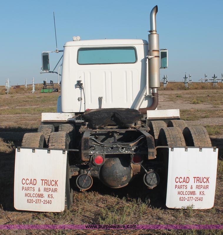 image for item C2902 1986 International S2600 semi truck
