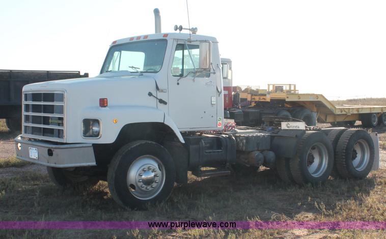 image for item C2902 1986 International S2600 semi truck