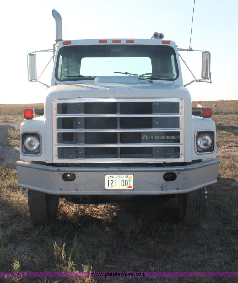 image for item C2902 1986 International S2600 semi truck
