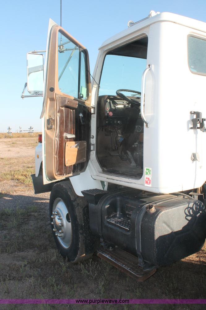 image for item C2902 1986 International S2600 semi truck