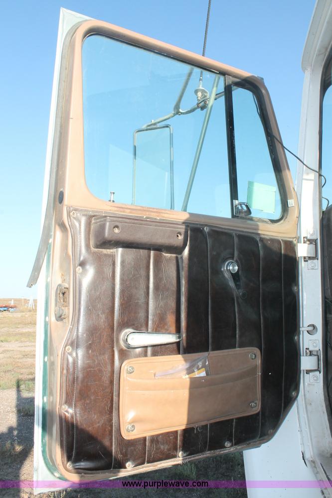 image for item C2902 1986 International S2600 semi truck