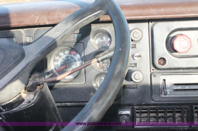 image for item C2902 1986 International S2600 semi truck