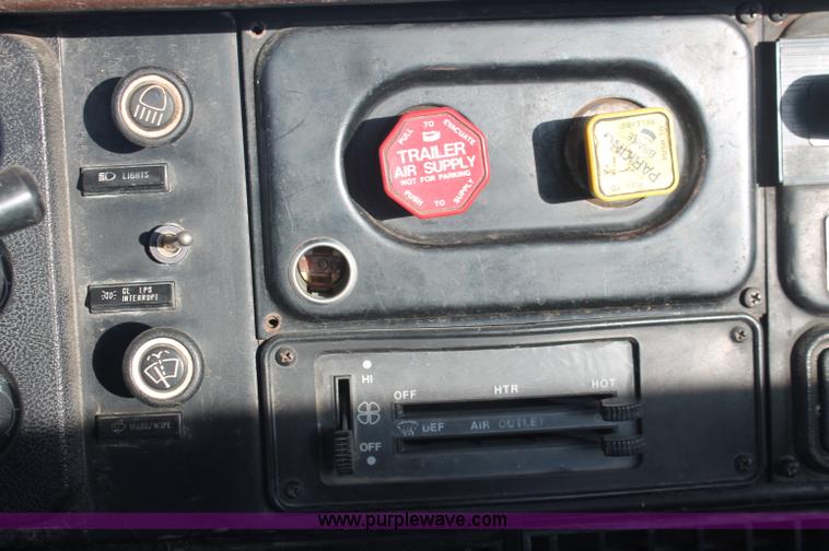 image for item C2902 1986 International S2600 semi truck