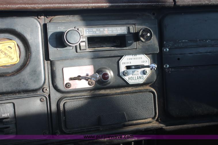 image for item C2902 1986 International S2600 semi truck