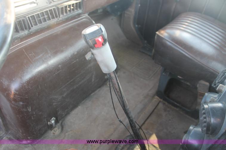 image for item C2902 1986 International S2600 semi truck