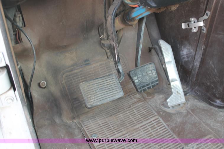 image for item C2902 1986 International S2600 semi truck