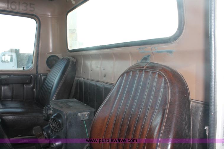 image for item C2902 1986 International S2600 semi truck