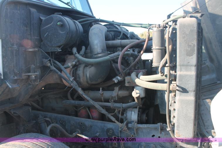 image for item C2902 1986 International S2600 semi truck