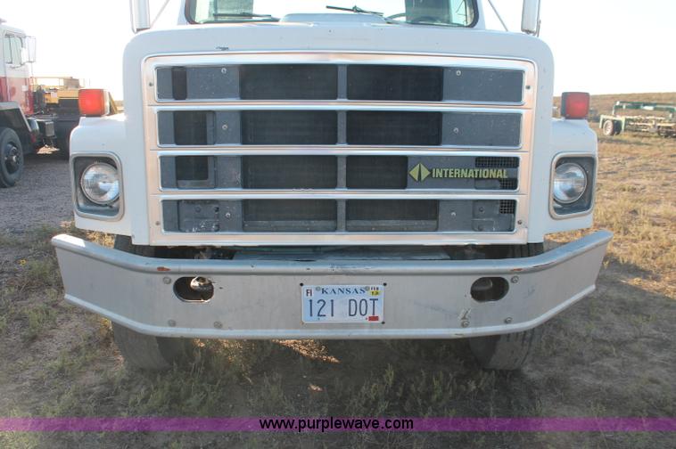 image for item C2902 1986 International S2600 semi truck