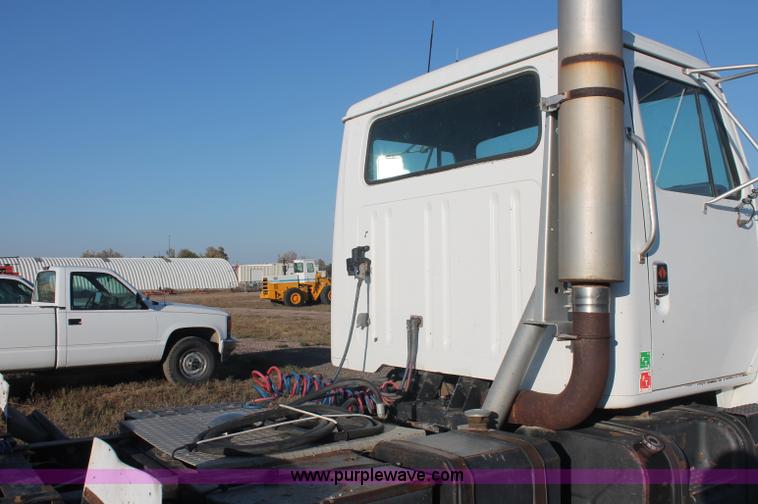 image for item C2902 1986 International S2600 semi truck