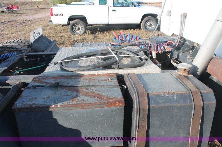 image for item C2902 1986 International S2600 semi truck