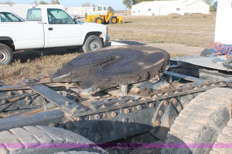 image for item C2902 1986 International S2600 semi truck