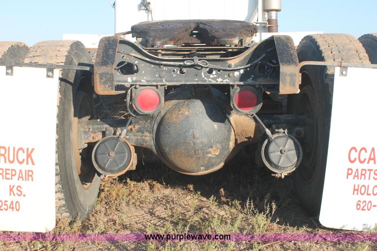 image for item C2902 1986 International S2600 semi truck