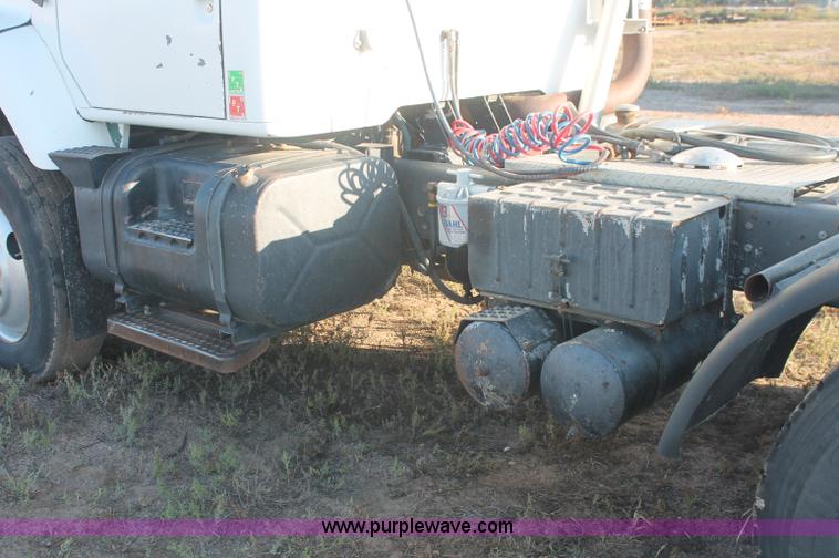 image for item C2902 1986 International S2600 semi truck