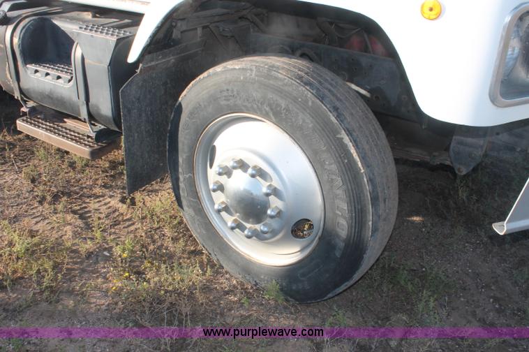 image for item C2902 1986 International S2600 semi truck