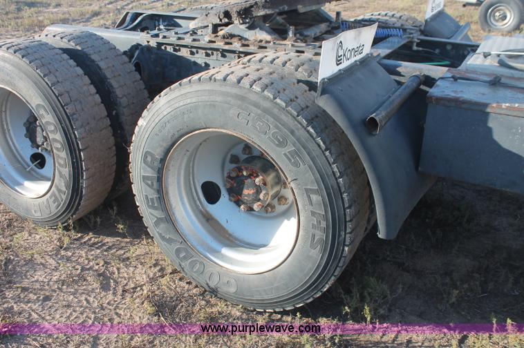 image for item C2902 1986 International S2600 semi truck