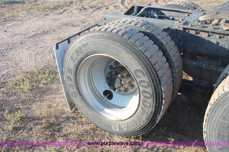 image for item C2902 1986 International S2600 semi truck