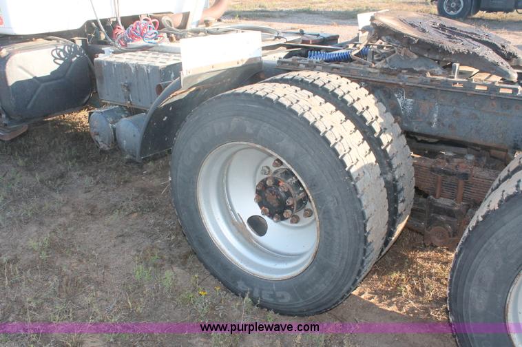 image for item C2902 1986 International S2600 semi truck