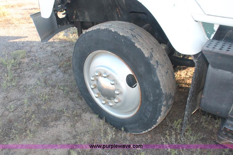 image for item C2902 1986 International S2600 semi truck