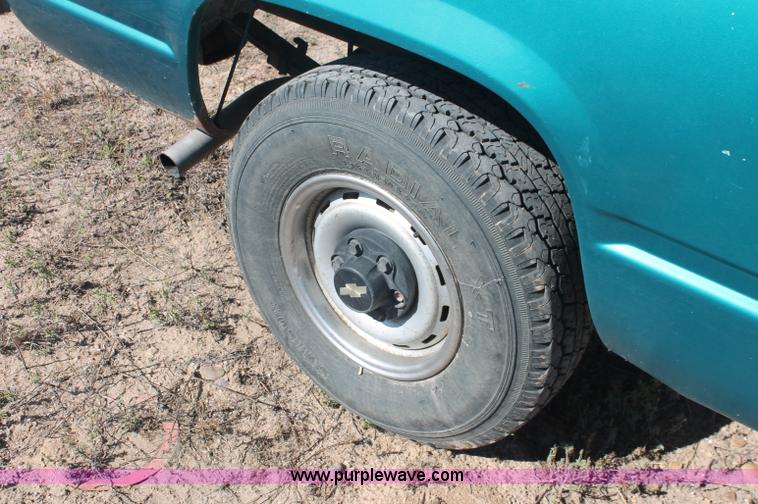 image for item F6132 1995 Chevrolet Cheyenne 1500 pickup truck