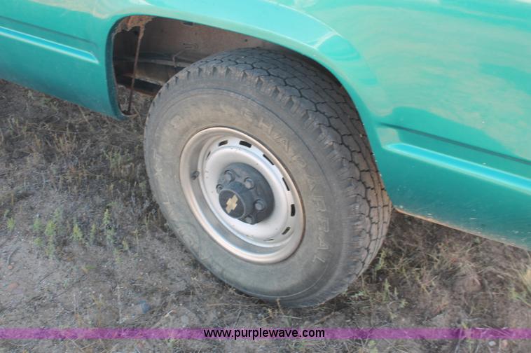 image for item F6132 1995 Chevrolet Cheyenne 1500 pickup truck