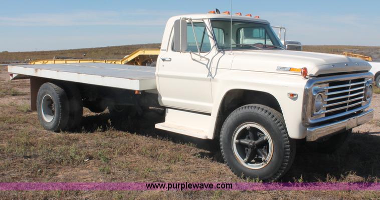 image for item F6136 1969 Ford 600 flatbed truck