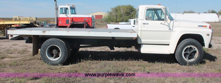 image for item F6136 1969 Ford 600 flatbed truck