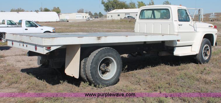 image for item F6136 1969 Ford 600 flatbed truck