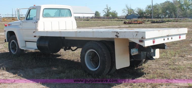 image for item F6136 1969 Ford 600 flatbed truck