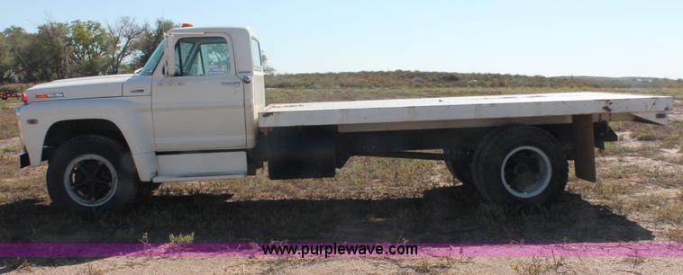 image for item F6136 1969 Ford 600 flatbed truck