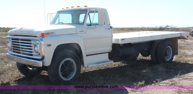 image for item F6136 1969 Ford 600 flatbed truck