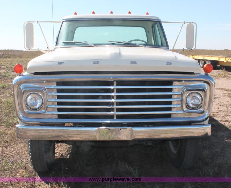 image for item F6136 1969 Ford 600 flatbed truck
