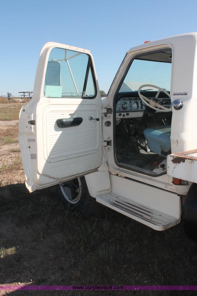 image for item F6136 1969 Ford 600 flatbed truck