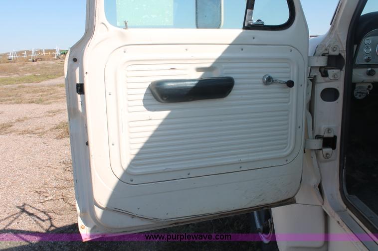 image for item F6136 1969 Ford 600 flatbed truck