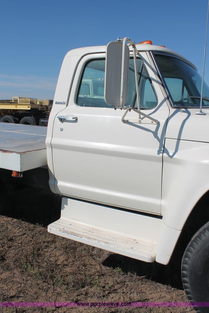 image for item F6136 1969 Ford 600 flatbed truck