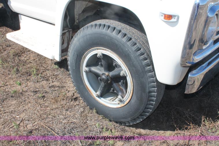 image for item F6136 1969 Ford 600 flatbed truck