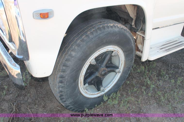 image for item F6136 1969 Ford 600 flatbed truck