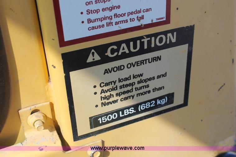 image for item F6137 1988 New Holland L553 skid steer