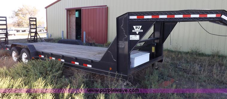 image for item F6138 2003 PJ 24' gooseneck trailer