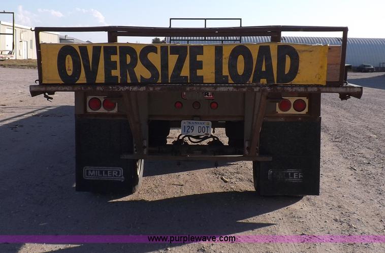 image for item F6174 1991 Miller 53' flatbed trailer
