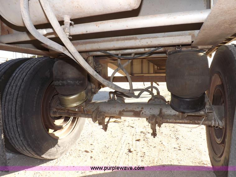 image for item F6174 1991 Miller 53' flatbed trailer