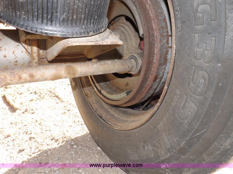 image for item F6174 1991 Miller 53' flatbed trailer