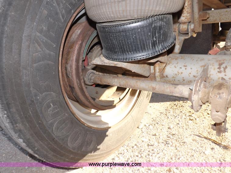 image for item F6174 1991 Miller 53' flatbed trailer