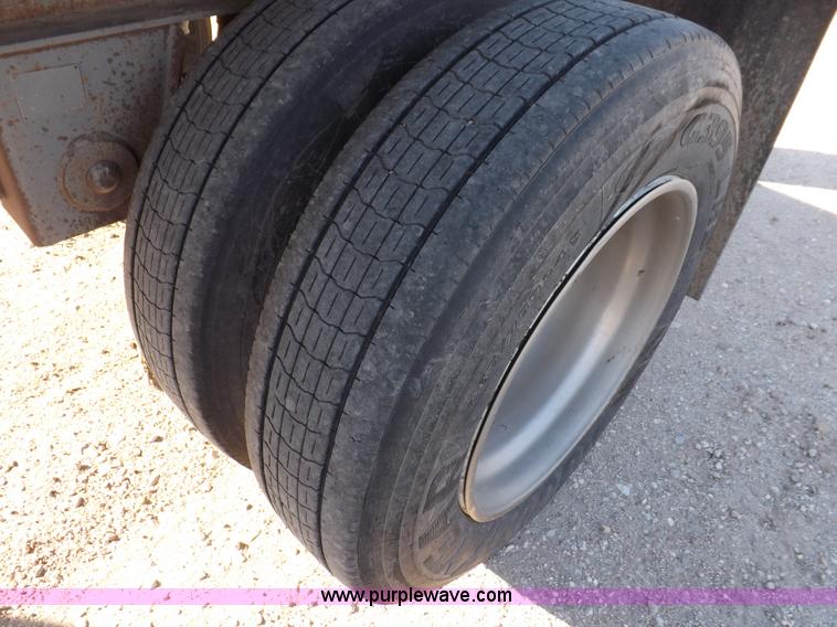 image for item F6174 1991 Miller 53' flatbed trailer