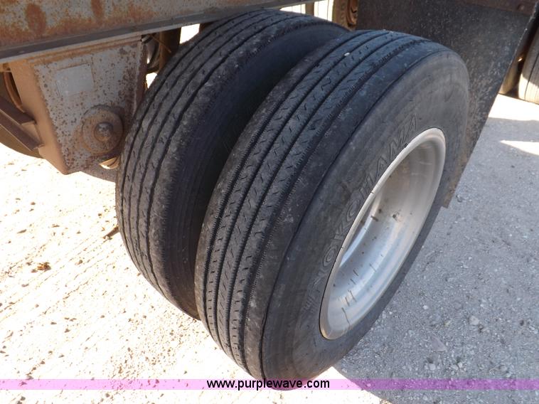 image for item F6174 1991 Miller 53' flatbed trailer