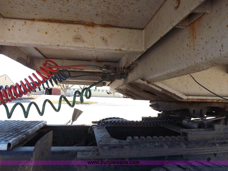 image for item F6181 1992 58'3" flatbed trailer