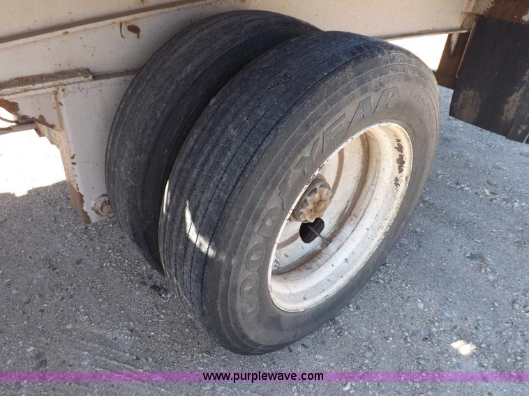 image for item F6181 1992 58'3" flatbed trailer