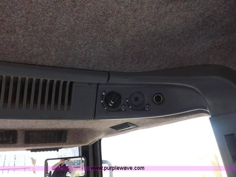 image for item F6186 1995 Ford New Holland 8870 tractor