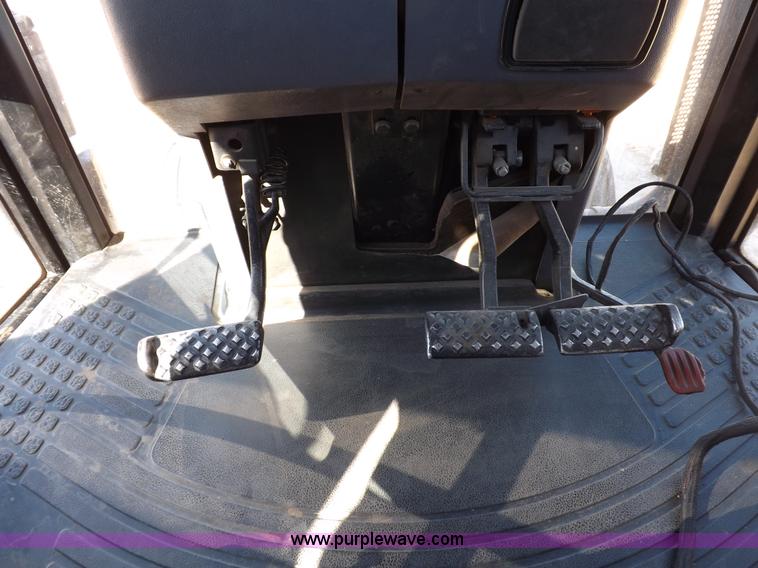 image for item F6186 1995 Ford New Holland 8870 tractor