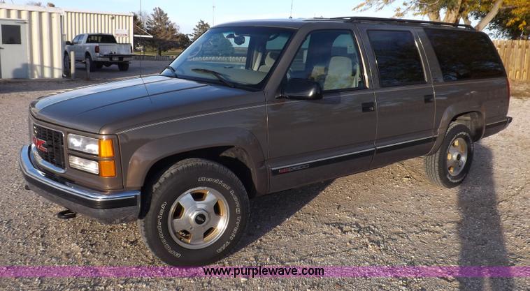 image for item F6209 1997 GMC Suburban 2500 SLE